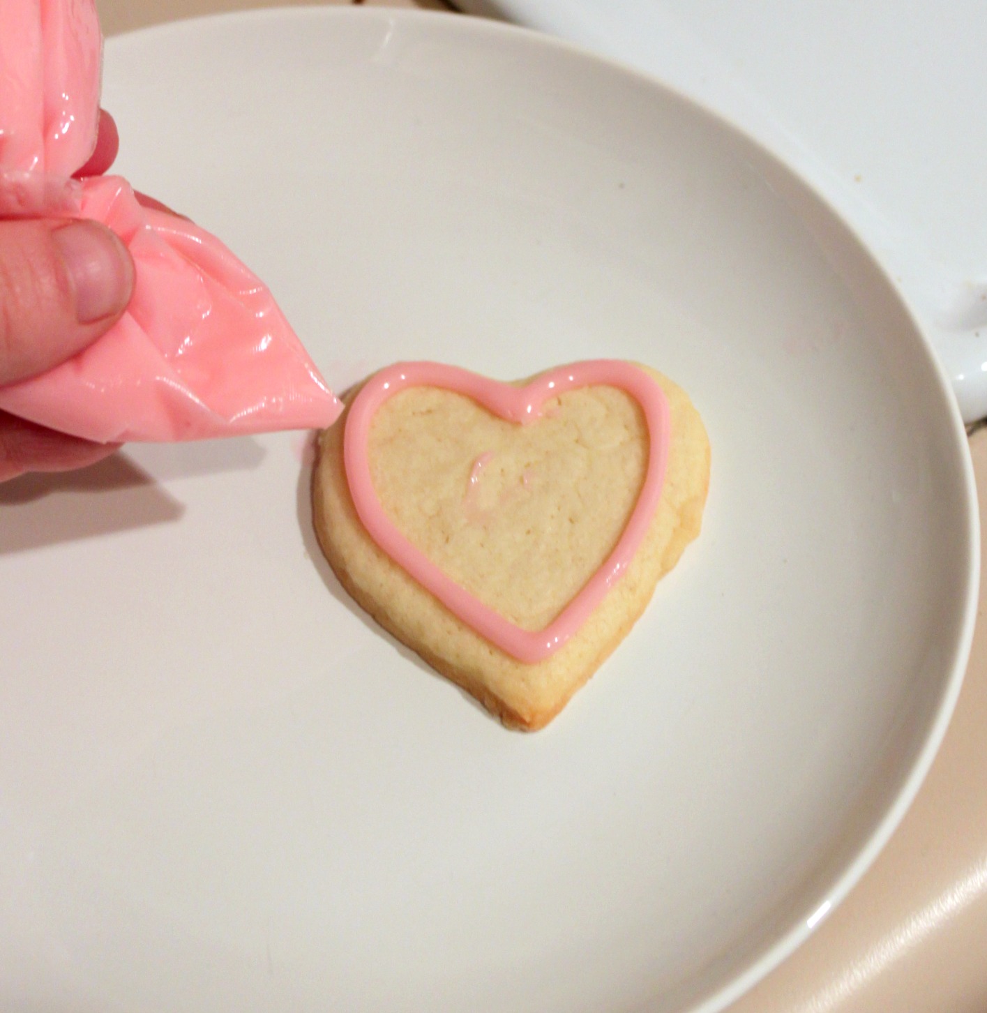 Squeeze icing in an outline around the cookie 2